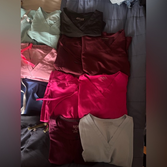 FIGS XXS/XS BUNDLE 34pc - Picture 5 of 5